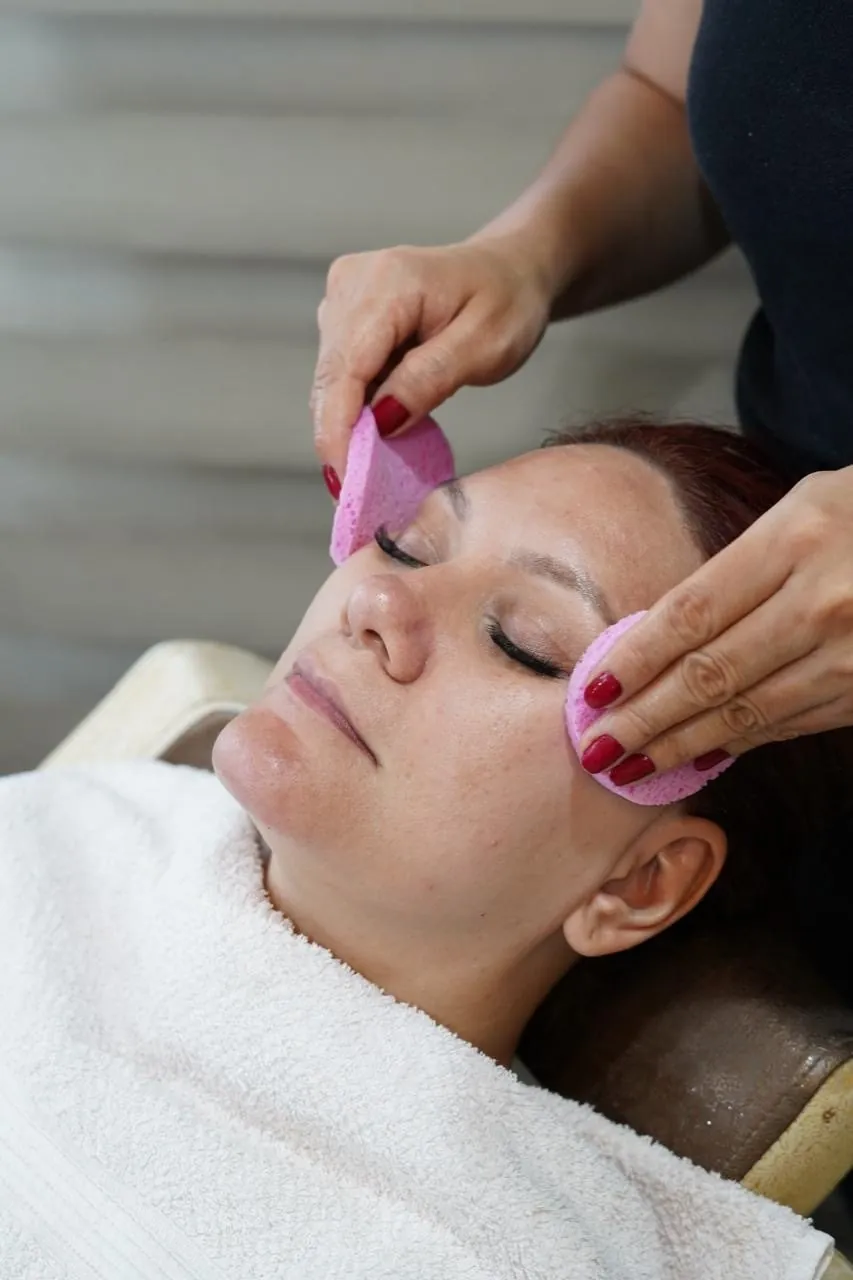 Limpieza de cutis con esponjas en el salón privado