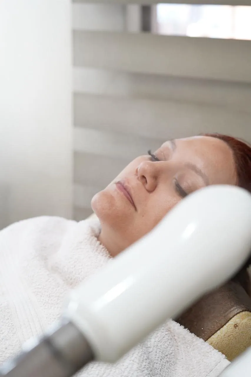 Clienta relajada durante una limpieza de cutis con vapor